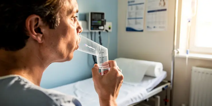 What is an incentive spirometer in air physiotherapy?